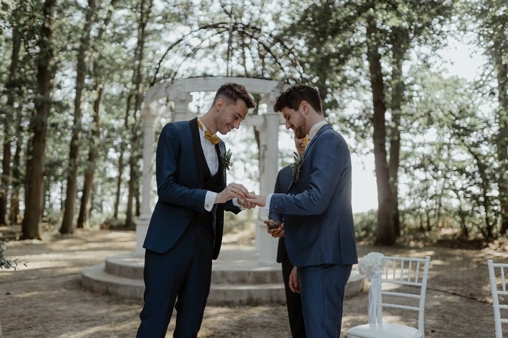 Mariage au Château Barthélémy à Paray-Douaville 78 - Mariage gay avec cérémonie laïque en extérieur - Photographies et Film par Emmanuelle Auzou et Laurent Hersent