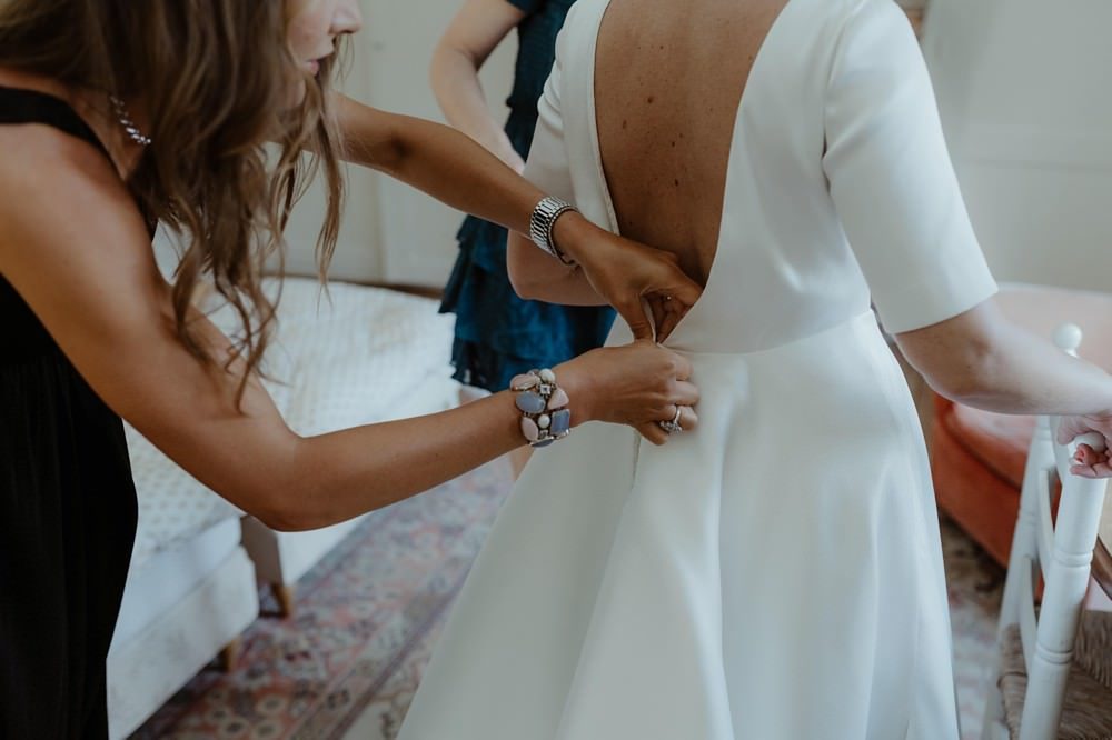 Photographe Mariage Le Touquet - Reportage de mariage dans la maison familiale, puis à l'église du Touquet puis à l'Opale Corner près de l'hippodrome du Touquet - Emmanuelle Auzou photographe de mariage - Robe Maison Floret