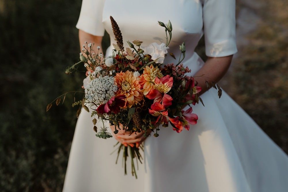 Bouquet Racine Paris - Photographe Mariage Le Touquet - Reportage de mariage dans la maison familiale, puis à l'église du Touquet puis à l'Opale Corner près de l'hippodrome du Touquet - Emmanuelle Auzou photographe de mariage