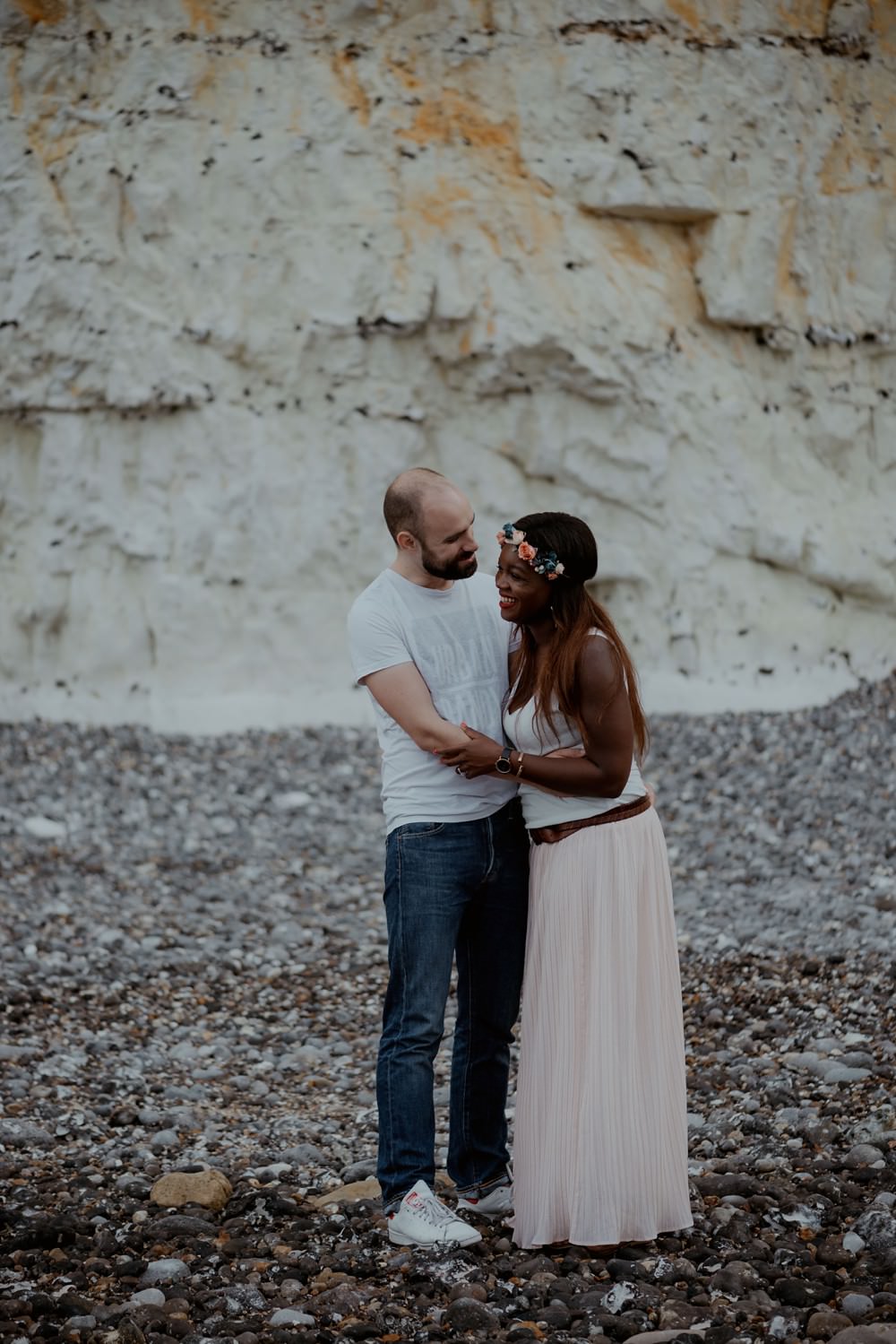 Séance photo en couple avant le mariage (shooting engagement) sur la plage de Dieppe à marée basse par Emmanuelle Auzou photographe à Dieppe