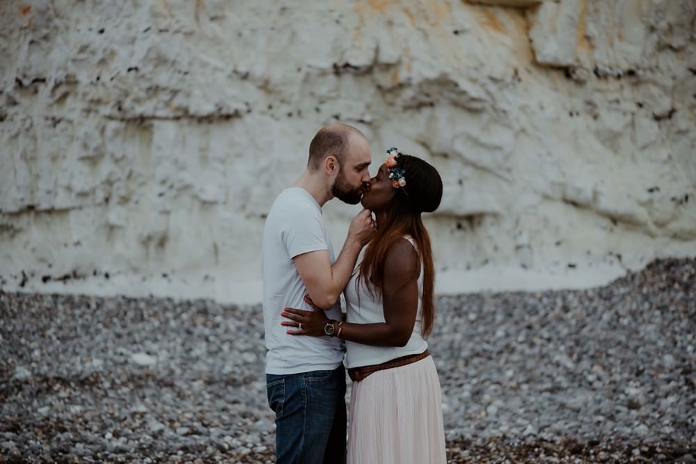 Séance photo en couple avant le mariage (shooting engagement) sur la plage de Dieppe à marée basse par Emmanuelle Auzou photographe à Dieppe
