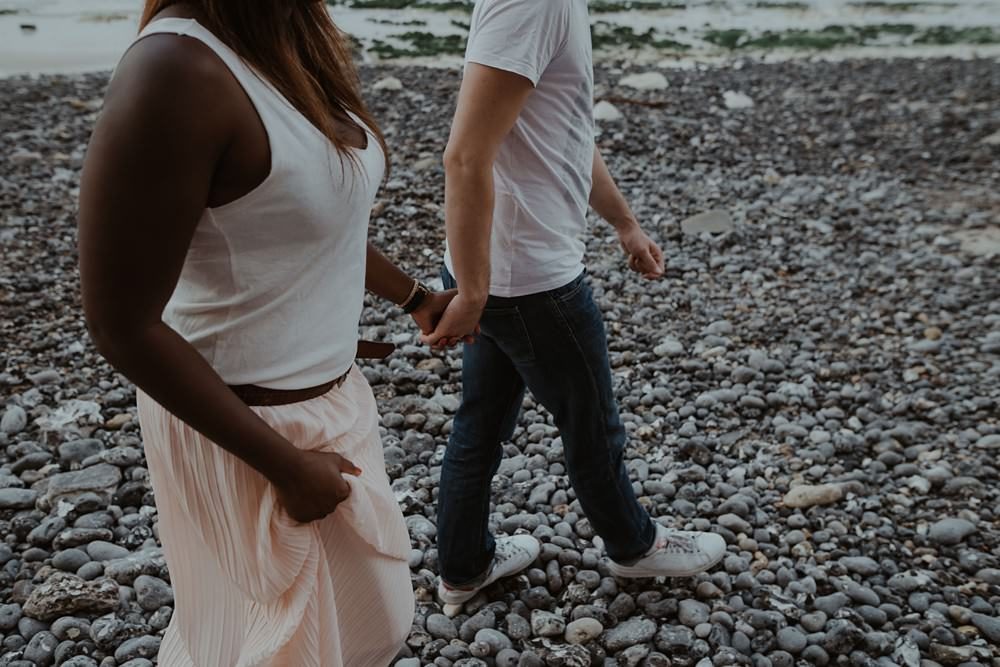 Séance photo en couple avant le mariage (shooting engagement) sur la plage de Dieppe à marée basse par Emmanuelle Auzou photographe à Dieppe