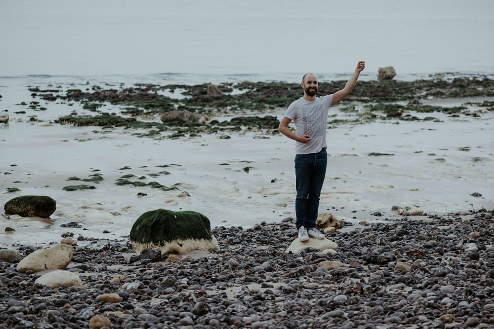 Séance photo en couple avant le mariage (shooting engagement) sur la plage de Dieppe à marée basse par Emmanuelle Auzou photographe à Dieppe