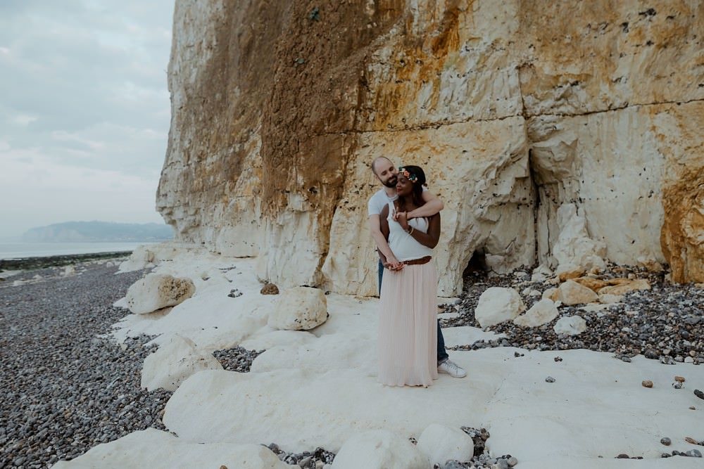 Séance photo en couple avant le mariage (shooting engagement) sur la plage de Dieppe à marée basse par Emmanuelle Auzou photographe à Dieppe