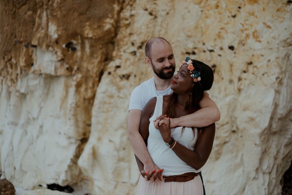 Séance photo en couple avant le mariage (shooting engagement) sur la plage de Dieppe à marée basse par Emmanuelle Auzou photographe à Dieppe