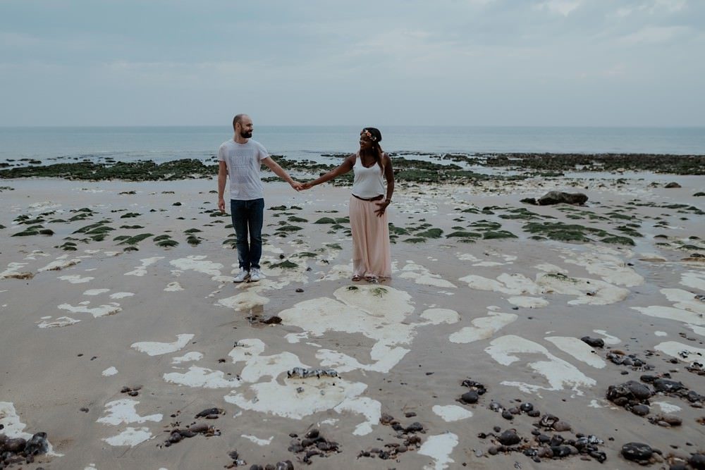 Séance photo en couple avant le mariage (shooting engagement) sur la plage de Dieppe à marée basse par Emmanuelle Auzou photographe à Dieppe