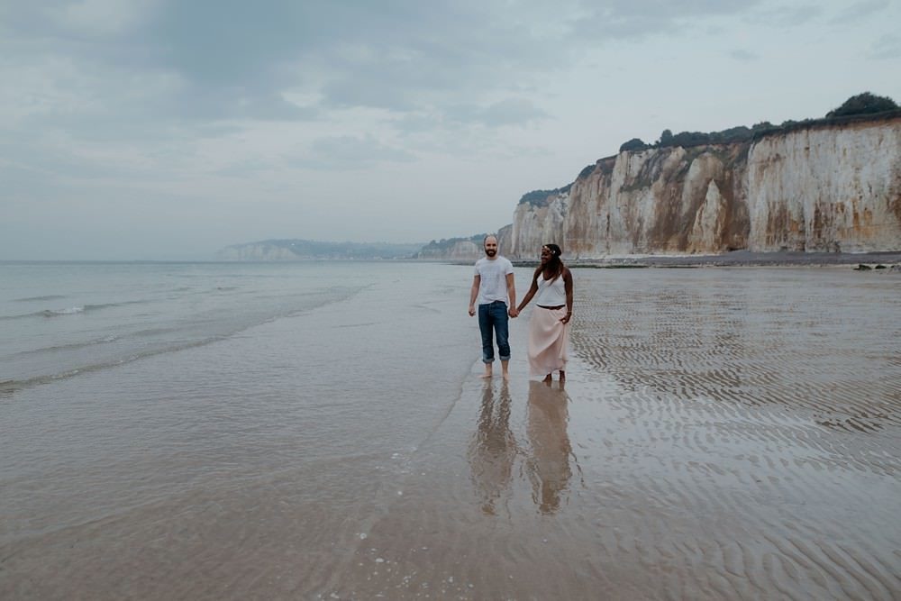 Séance photo en couple avant le mariage (shooting engagement) sur la plage de Dieppe à marée basse par Emmanuelle Auzou photographe à Dieppe