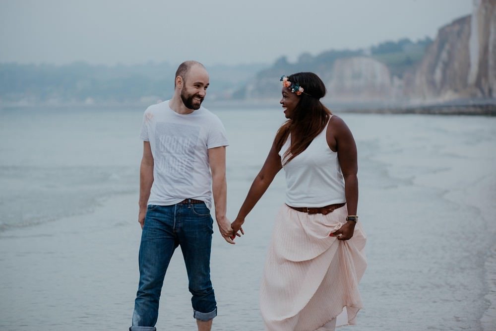 Séance photo en couple avant le mariage (shooting engagement) sur la plage de Dieppe à marée basse par Emmanuelle Auzou photographe à Dieppe