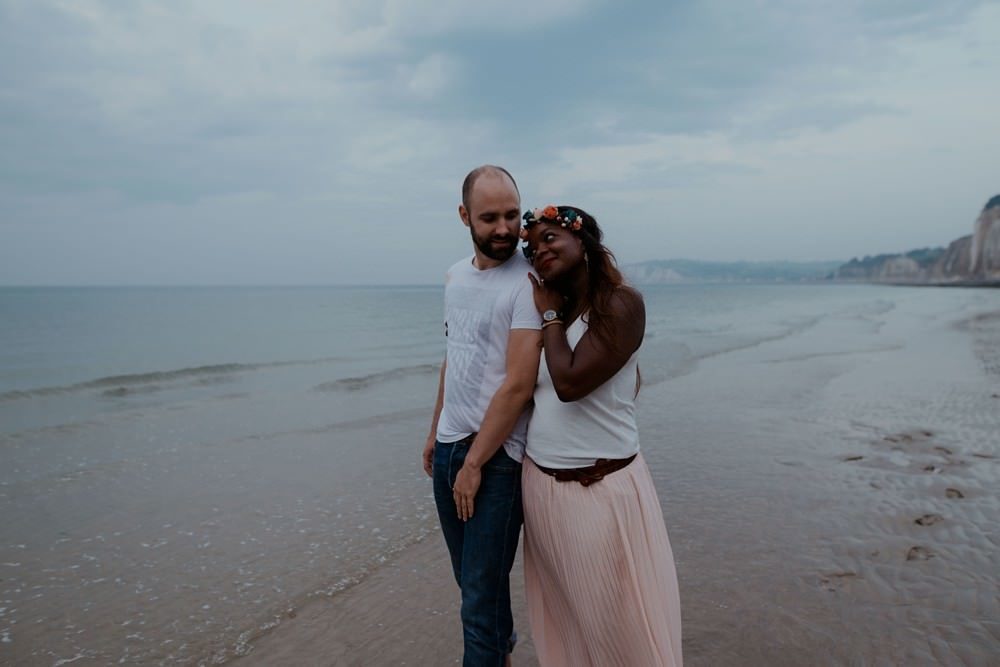 Séance photo en couple avant le mariage (shooting engagement) sur la plage de Dieppe à marée basse par Emmanuelle Auzou photographe à Dieppe