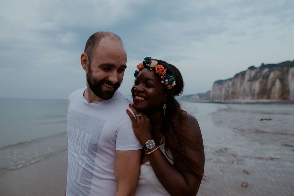 Séance photo en couple avant le mariage (shooting engagement) sur la plage de Dieppe à marée basse par Emmanuelle Auzou photographe à Dieppe