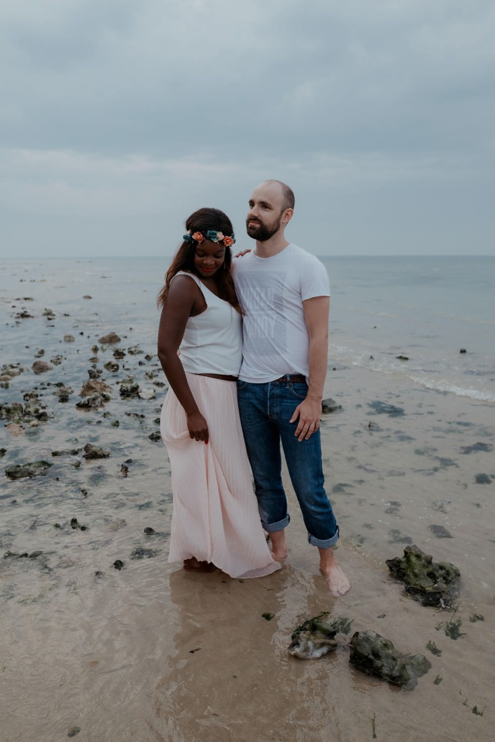 Séance photo en couple avant le mariage (shooting engagement) sur la plage de Dieppe à marée basse par Emmanuelle Auzou photographe à Dieppe