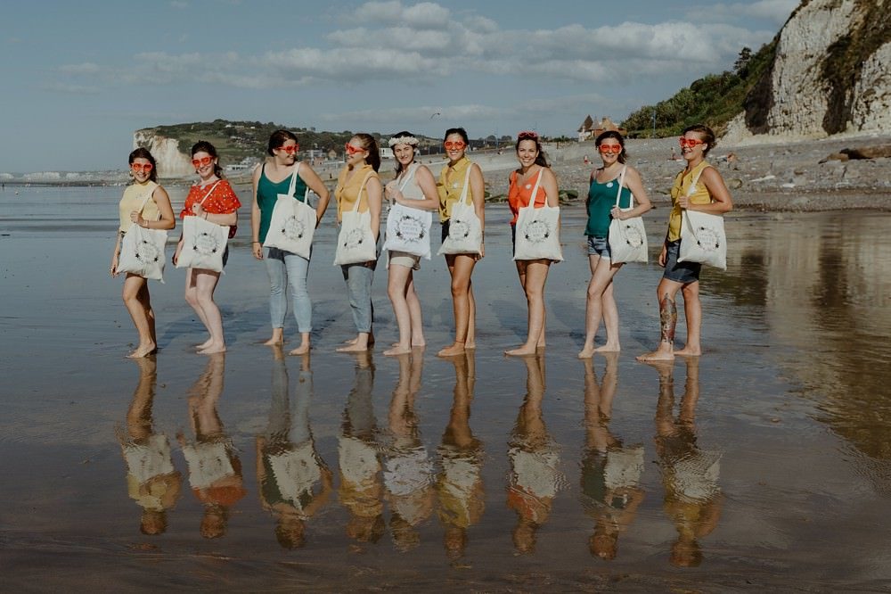 Idée originale d'activité EVJF (enterrement de vie de jeune fille) : séance ou shooting photo entre copines par Emmanuelle AUZOU photographe