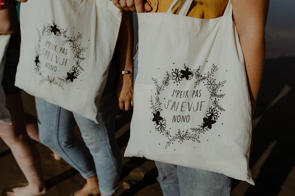 Idée originale d'activité EVJF (enterrement de vie de jeune fille) : séance ou shooting photo entre copines par Emmanuelle AUZOU photographe