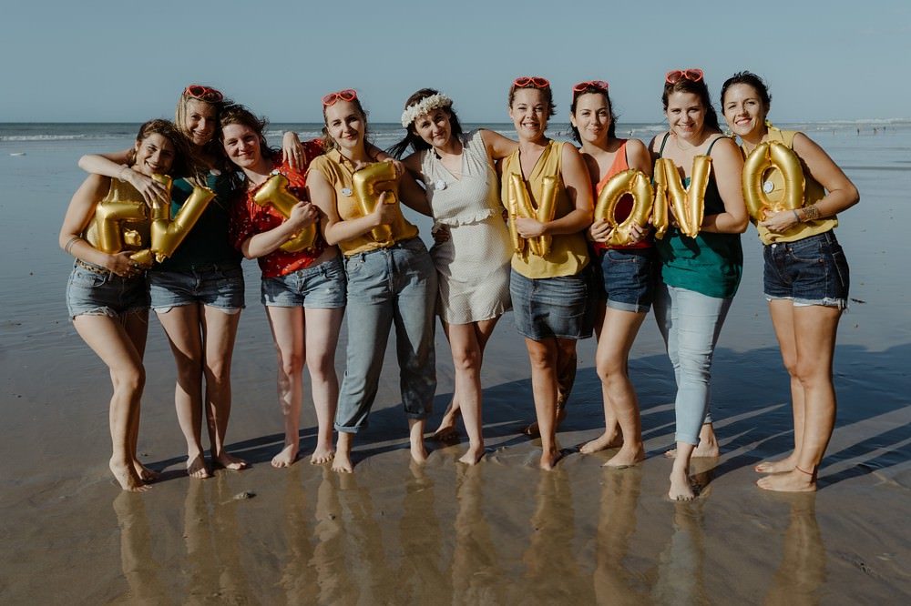Idée originale d'activité EVJF (enterrement de vie de jeune fille) : séance ou shooting photo entre copines par Emmanuelle AUZOU photographe