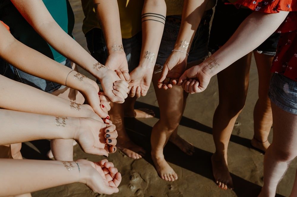 Tatouage Team Bride Idée originale d'activité EVJF (enterrement de vie de jeune fille) : séance ou shooting photo entre copines par Emmanuelle AUZOU photographe
