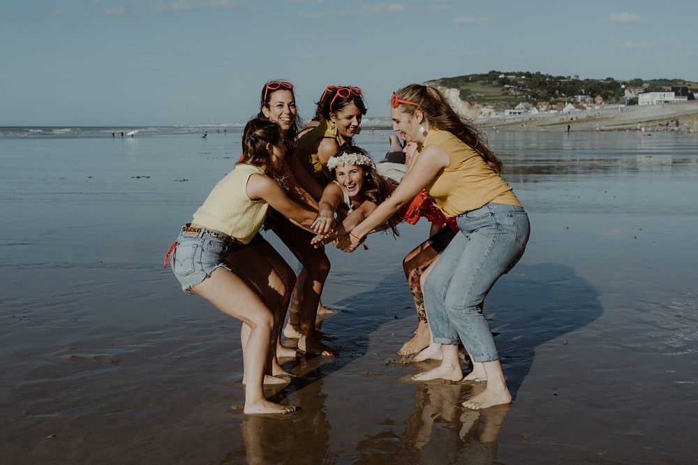Idée originale d'activité EVJF (enterrement de vie de jeune fille) : séance ou shooting photo entre copines par Emmanuelle AUZOU photographe