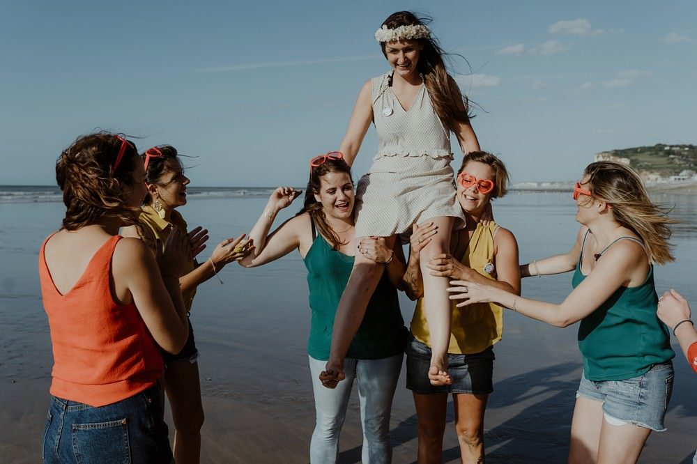 Idée originale d'activité EVJF (enterrement de vie de jeune fille) : séance ou shooting photo entre copines par Emmanuelle AUZOU photographe