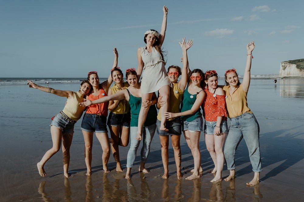 Idée originale d'activité EVJF (enterrement de vie de jeune fille) : séance ou shooting photo entre copines par Emmanuelle AUZOU photographe