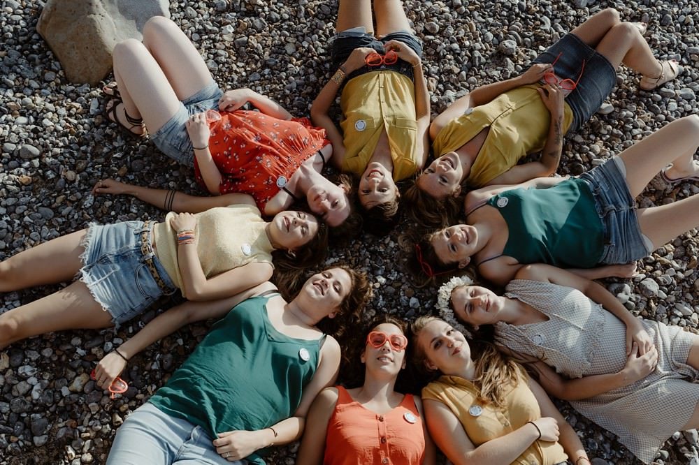 Idée originale d'activité EVJF (enterrement de vie de jeune fille) : séance ou shooting photo entre copines par Emmanuelle AUZOU photographe