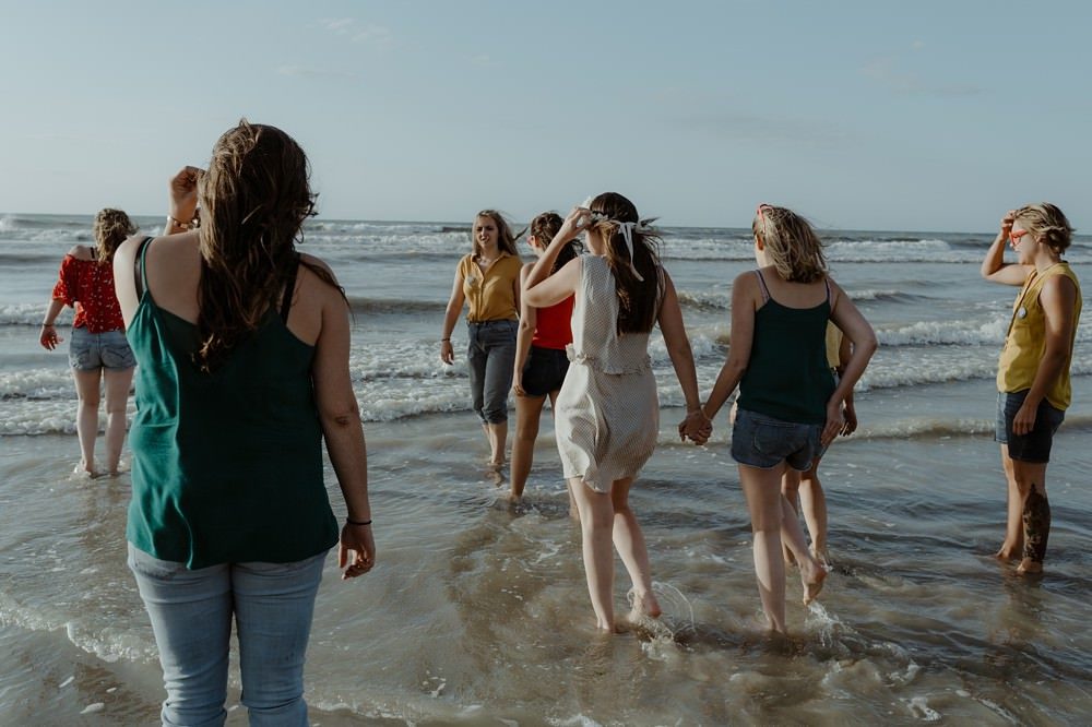 Idée originale d'activité EVJF (enterrement de vie de jeune fille) : séance ou shooting photo entre copines par Emmanuelle AUZOU photographe