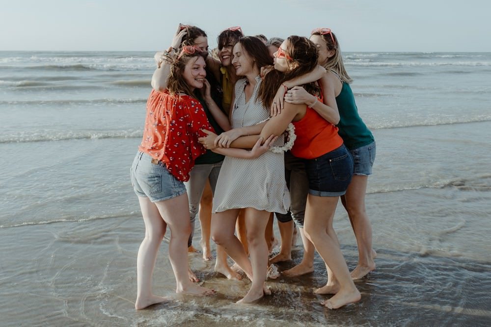 Idée originale d'activité EVJF (enterrement de vie de jeune fille) : séance ou shooting photo entre copines par Emmanuelle AUZOU photographe