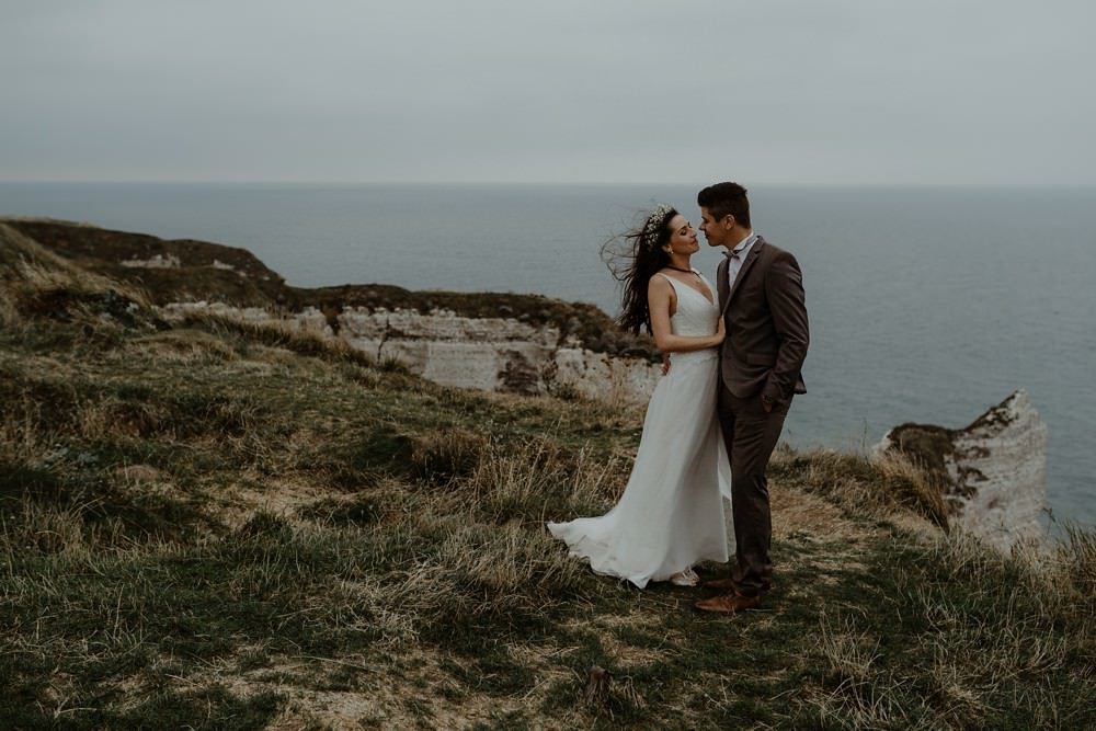 Photographe Elopement Normandie ; séance couple à Etretat 
