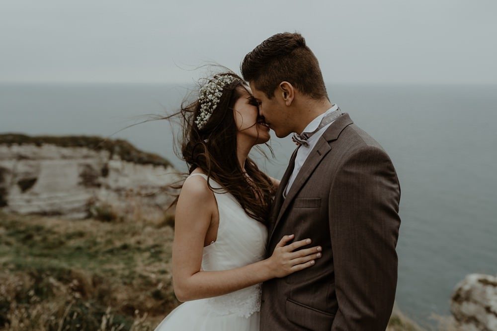 Photographe Elopement Normandie ; séance couple à Etretat 