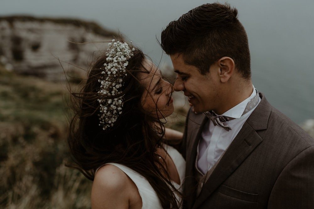 Photographe Elopement Normandie ; séance couple à Etretat 