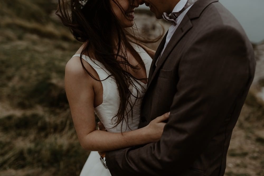 Photographe Elopement Normandie ; séance couple à Etretat 