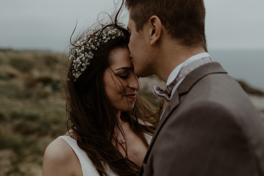 Photographe Elopement Normandie ; séance couple à Etretat 