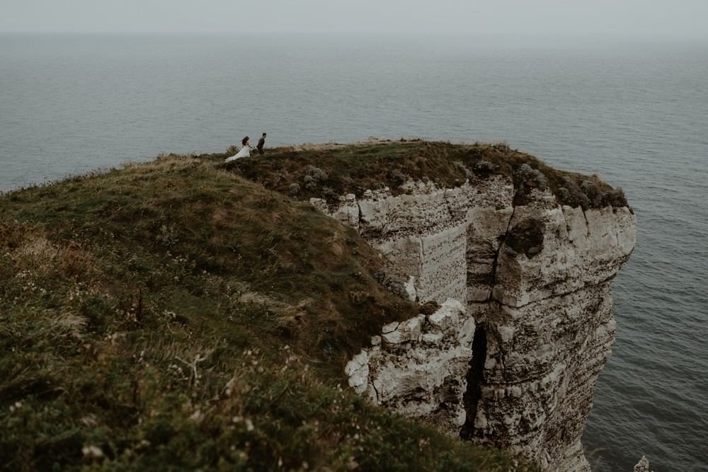 Photographe Elopement Normandie ; séance couple à Etretat 