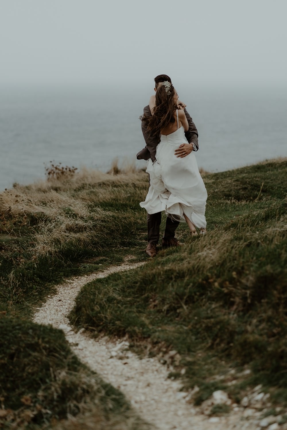 Photographe Elopement Normandie ; séance couple à Etretat 