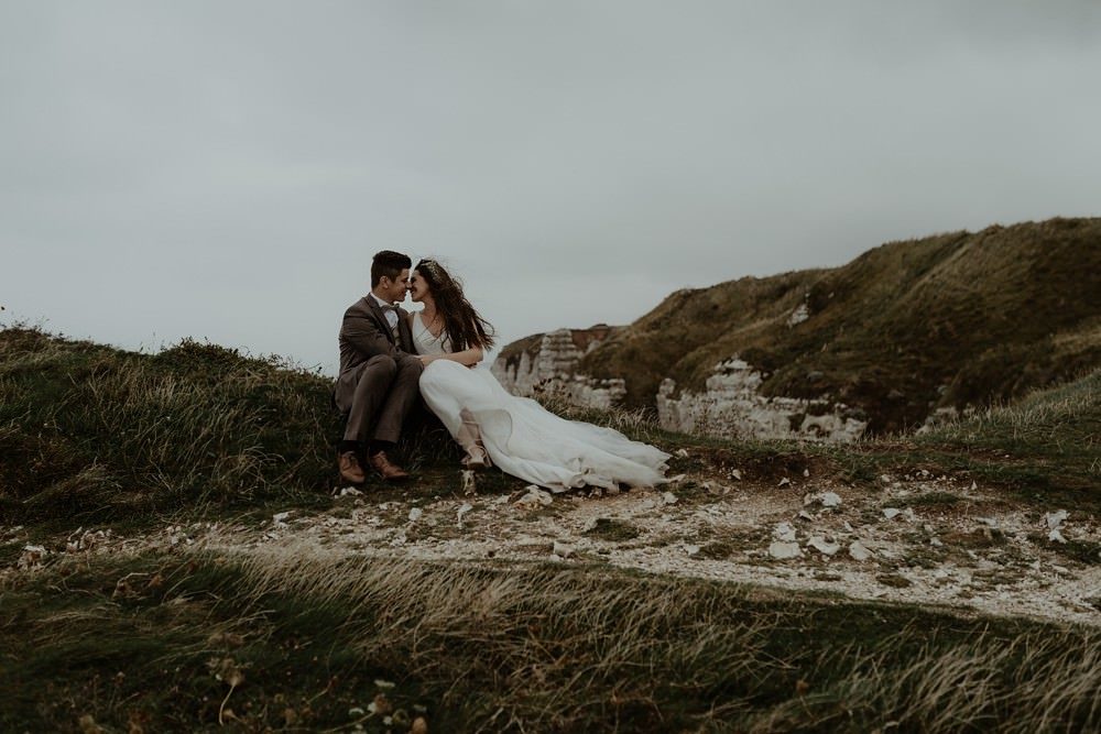 Photographe Elopement Normandie ; séance couple à Etretat 