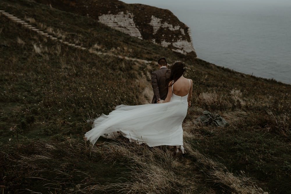 Photographe Elopement Normandie ; séance couple à Etretat 