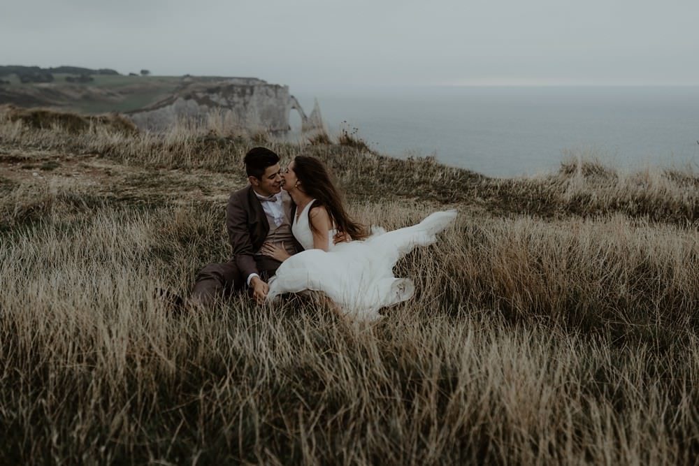 Photographe Elopement Normandie ; séance couple à Etretat 