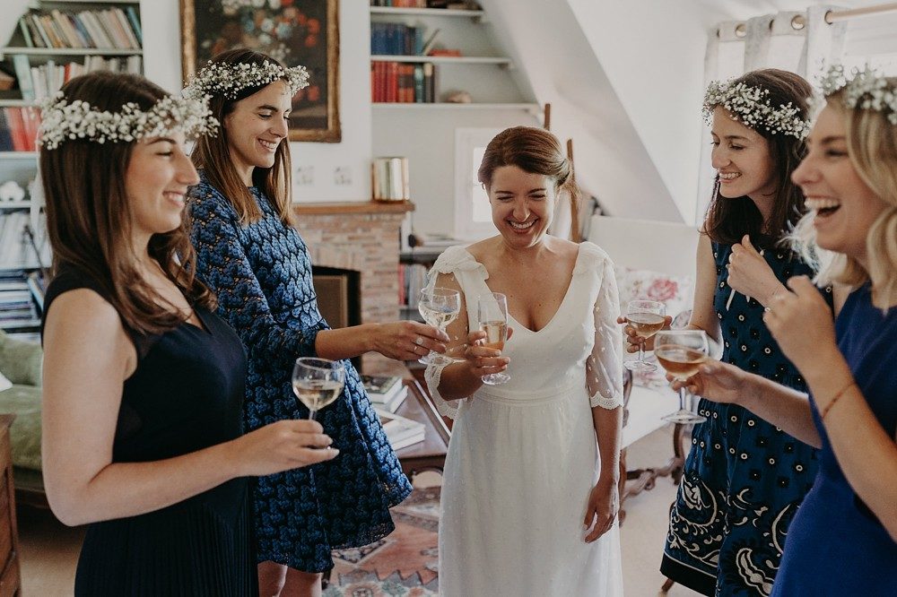 Mariage franco-hollandais folk et nature avec une robe Lorafolk en Normandie près de la mer