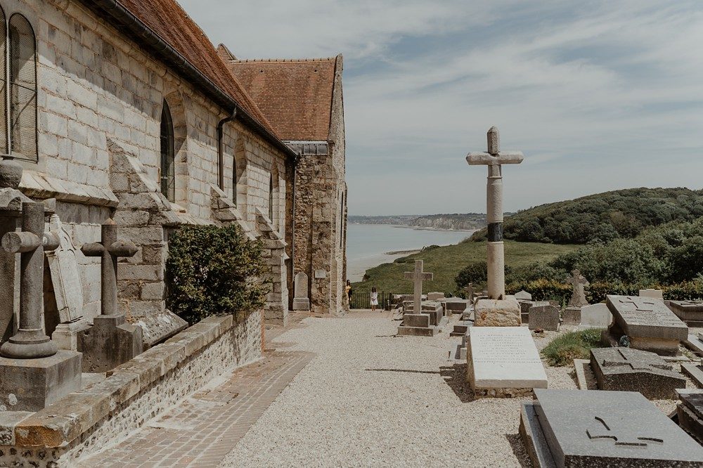 Mariage franco-hollandais folk et nature avec une robe Lorafolk en Normandie près de la mer