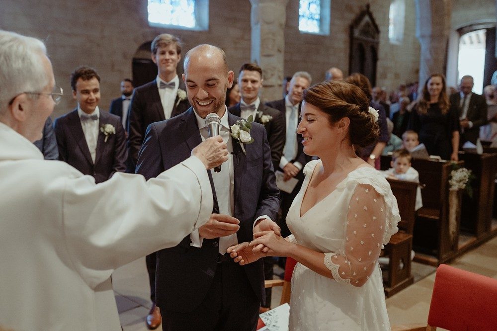 Mariage franco-hollandais folk et nature avec une robe Lorafolk en Normandie près de la mer