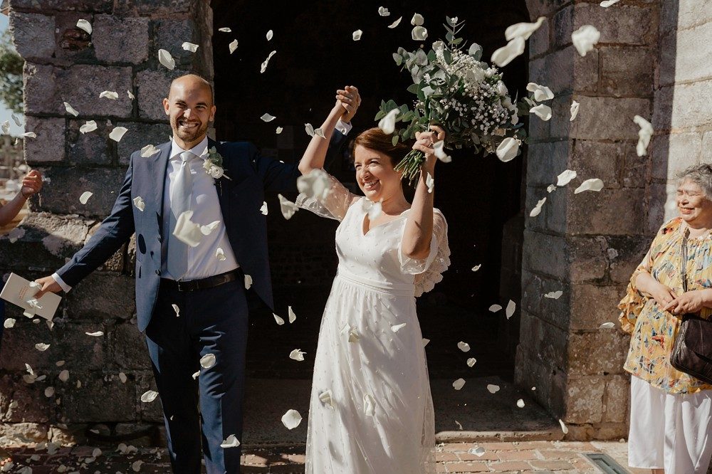 Mariage franco-hollandais folk et nature avec une robe Lorafolk en Normandie près de la mer