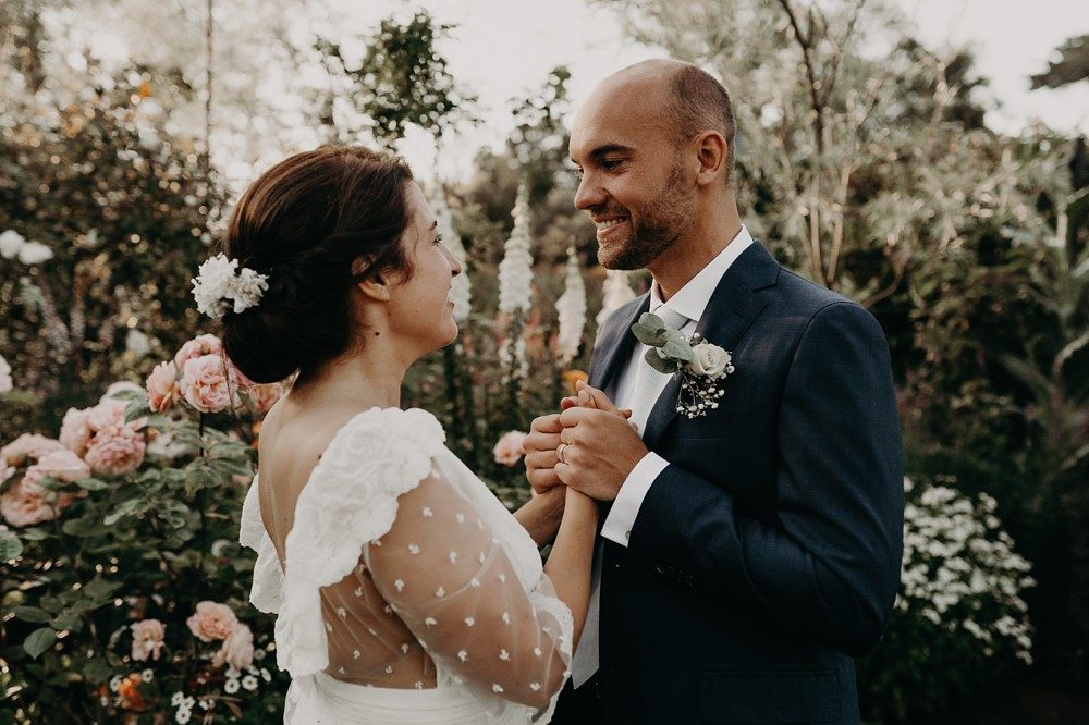 Mariage franco-hollandais folk et nature avec une robe Lorafolk en Normandie près de la mer