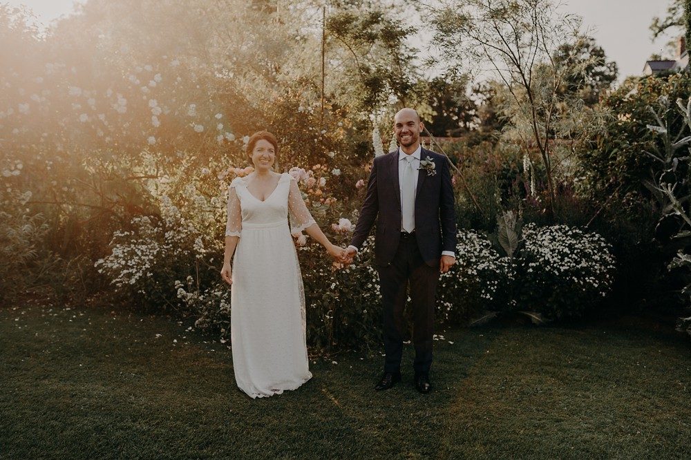 Mariage franco-hollandais folk et nature avec une robe Lorafolk en Normandie près de la mer