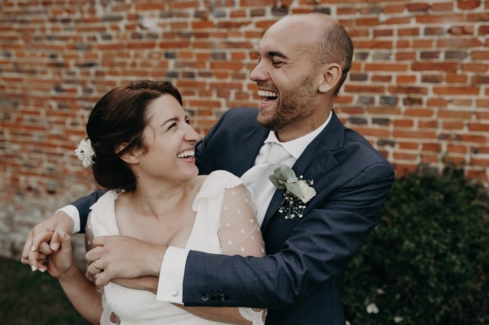 Mariage franco-hollandais folk et nature avec une robe Lorafolk en Normandie près de la mer