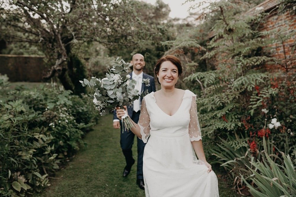 Mariage franco-hollandais folk et nature avec une robe Lorafolk en Normandie près de la mer
