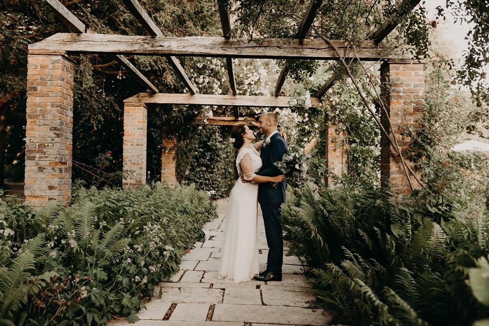 Mariage franco-hollandais folk et nature avec une robe Lorafolk en Normandie près de la mer