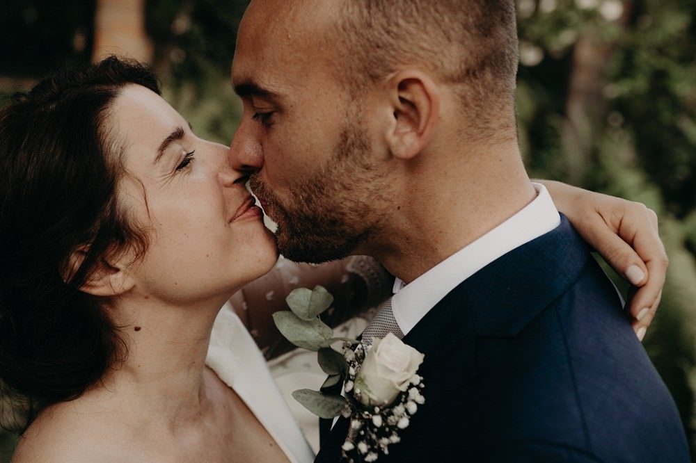 Mariage franco-hollandais folk et nature avec une robe Lorafolk en Normandie près de la mer