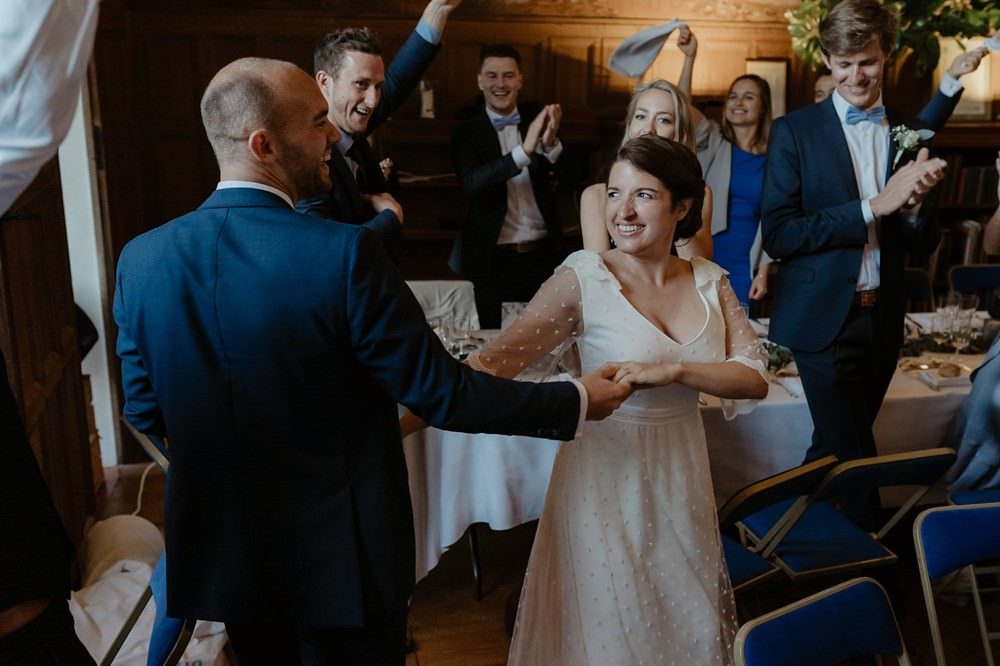 Mariage franco-hollandais folk et nature avec une robe Lorafolk en Normandie près de la mer
