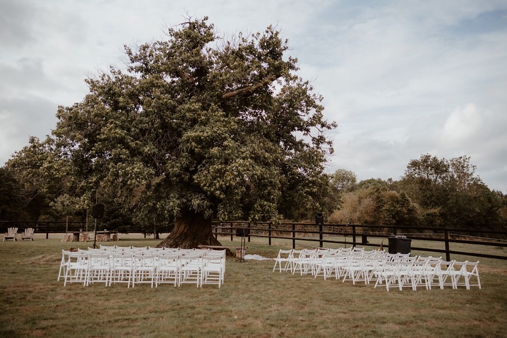 Un mariage laïque en extérieur au Pré des Colombiers dans le Calvados - Mariage sous tente nomade et décoration vintage