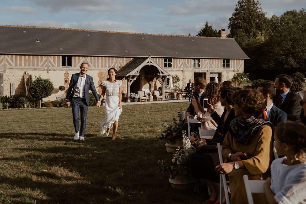 Un mariage laique au Pré des Colombiers dans le Calvados - Mariage sous tente nomade et décoration vintage - Début de cérémonie, entrée des mariées