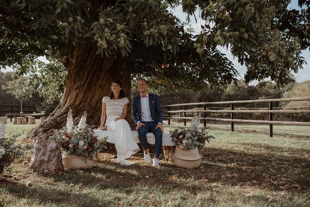 Un mariage laique sous un chêne centenaire dans le Calvados - Mariage sous tente nomade et décoration vintage 