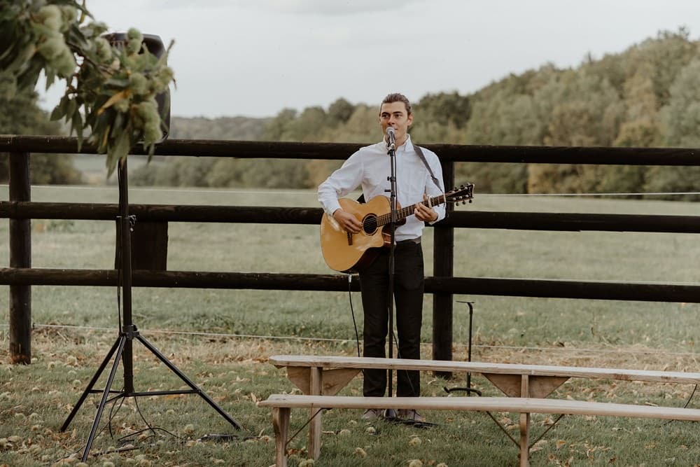 Un mariage laique dans le Calvados - Mariage sous tente nomade et décoration vintage - Yoann Schumacher à la guitare